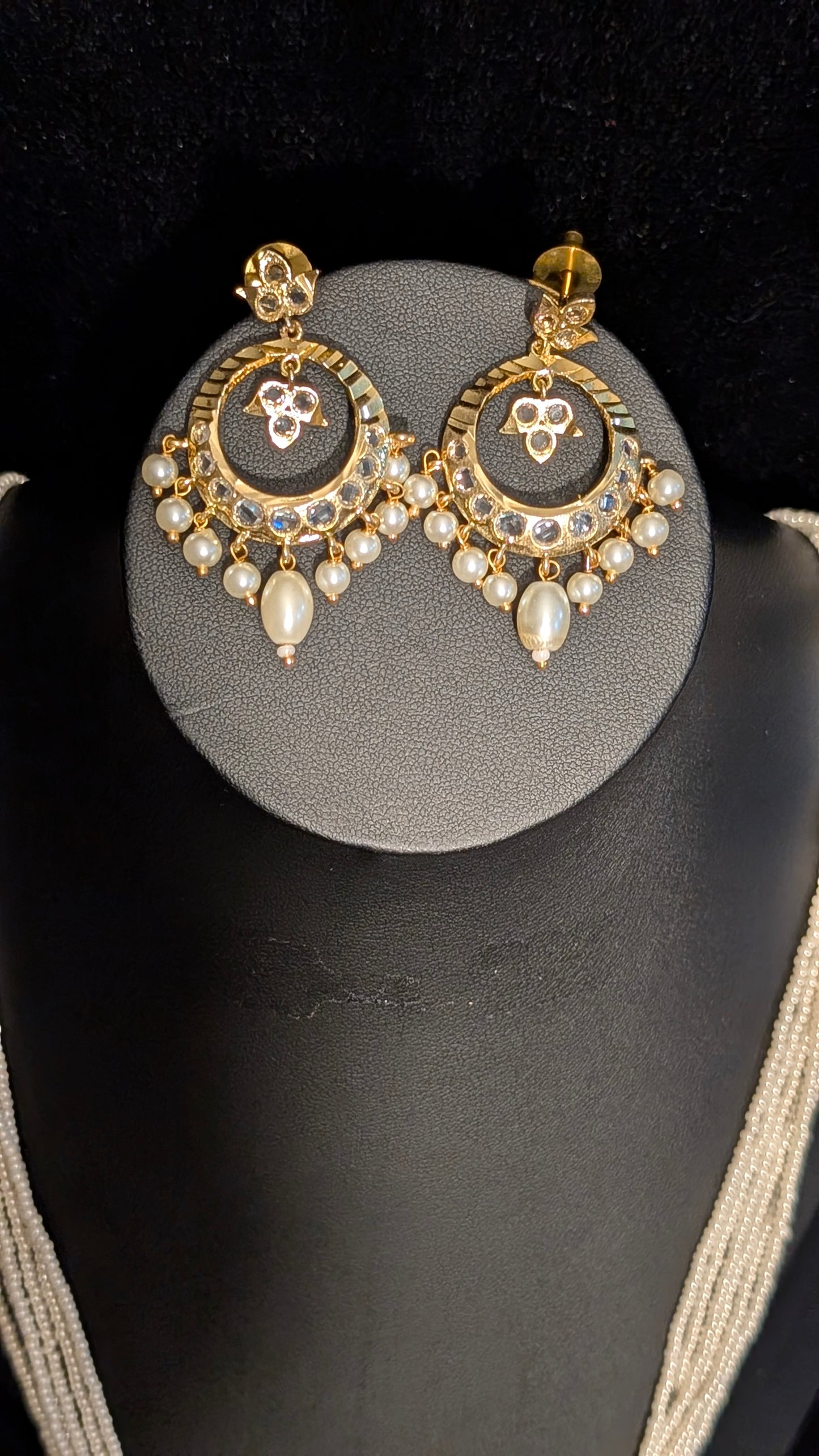 Elegant White Tirmani